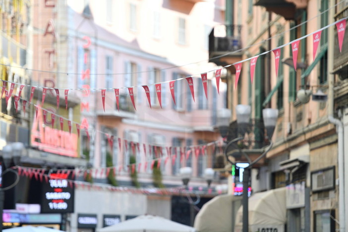 Sanremo si è già colorata di rosa per il 'Giro d'Italia': migliaia di bandierine in via Matteotti (Foto)