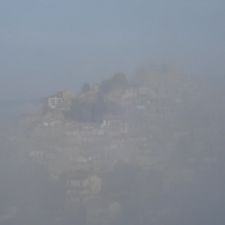 Oggi Bajardo si presentava, quasi come un fantasma, avvolto nella nebbia: la foto di un lettore