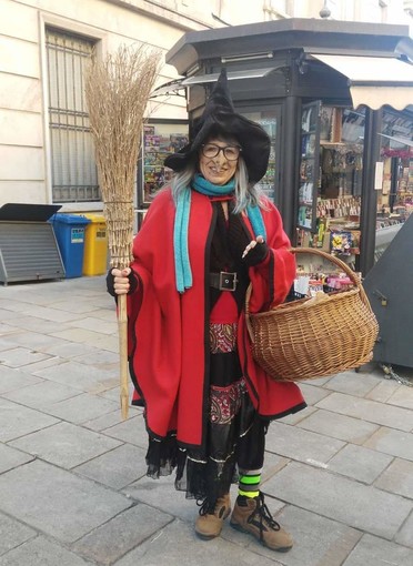Imperia: oggi arriva la Befana nell'isola pedonale di via Cascione grazie al comitato di via Imperia: oggi arriva la Befana nell'isola pedonale di via Cascione grazie al comitato di via