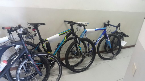 Sanremo: ancora 'ladri di biciclette', 4 persone denunciate dalla Polizia per 10 bici da 25mila euro rubate Sanremo: ancora 'ladri di biciclette', 4 persone denunciate dalla Polizia per 10 bici da 25mila euro rubate