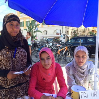 Un banchetto per aiutare i bambini della Palestina: tre ragazze marocchine in piazza Colombo a Sanremo