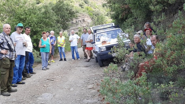 Bajardo: pulite e sfalciate le strade attorno al paese, le simpatiche rifessioni dei partecipanti (foto)
