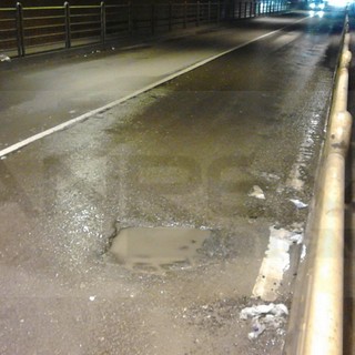 Sanremo: galleria Francia con poca luce e con le infiltrazioni d'acqua che generano buche pericolose (Foto)