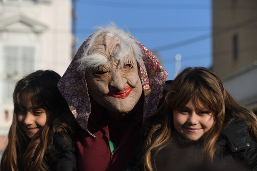 Sanremo: grande successo in piazza Colombo per la 'Befana' dei Vigili del Fuoco con i Lions (Foto)