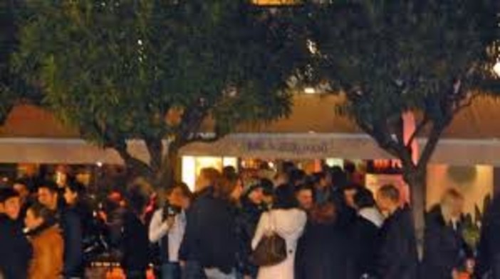 Ecco gli orari della movida a Bordighera: in centro musica fino a mezzanotte, sul lungomare fino alle 2. Nel weekend si suona fino all'una di notte Ecco gli orari della movida a Bordighera: in centro musica fino a mezzanotte, sul lungomare fino alle 2. Nel weekend si suona fino all'una di notte