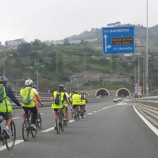Sanremo: carovana di ciclisti sull'Aurelia Bis fatta uscire dalla Stradale, occorre maggiore attenzione