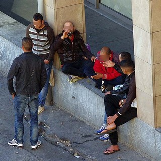Sanremo: bivacchi di extracomunitari in piazza Eroi, lettore "In quella zona una puzza incredibile!"