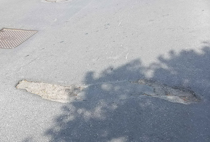 Buca in Strada Solaro, la nuova segnalazione di un lettore: "Situazione invariata da due mesi"