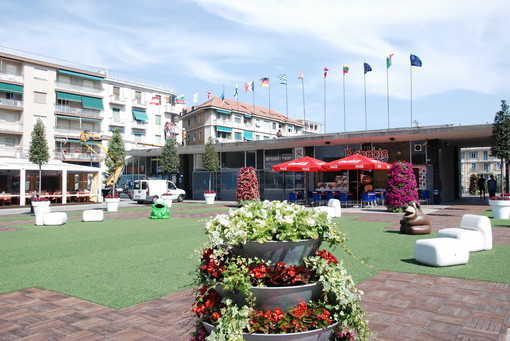 Sanremo: installate sul solettone di piazza Colombo le bandiere della Comunità Europea Sanremo: installate sul solettone di piazza Colombo le bandiere della Comunità Europea