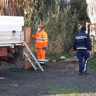 Sanremo: blitz di Polizia Municipale e Amaie Energia a Pian di Poma, rimossi rifiuti ingombranti (Foto)