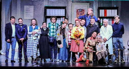Bordighera, commedia e solidarietà: grande successo per il debutto di "Benvenuta Memole"