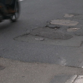 Sanremo: strade dissestate e buche nell'asfalto, intervento ironico di Giovanni Calvi