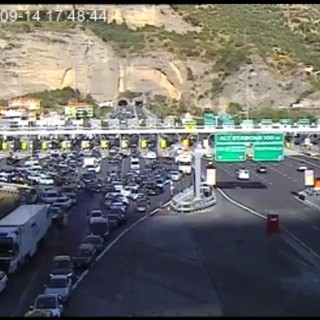 Ventimiglia: pedoni segnalati sulla A10, traffico semi paralizzato tra la barriera e Mentone sull'autostrada Ventimiglia: pedoni segnalati sulla A10, traffico semi paralizzato tra la barriera e Mentone sull'autostrada