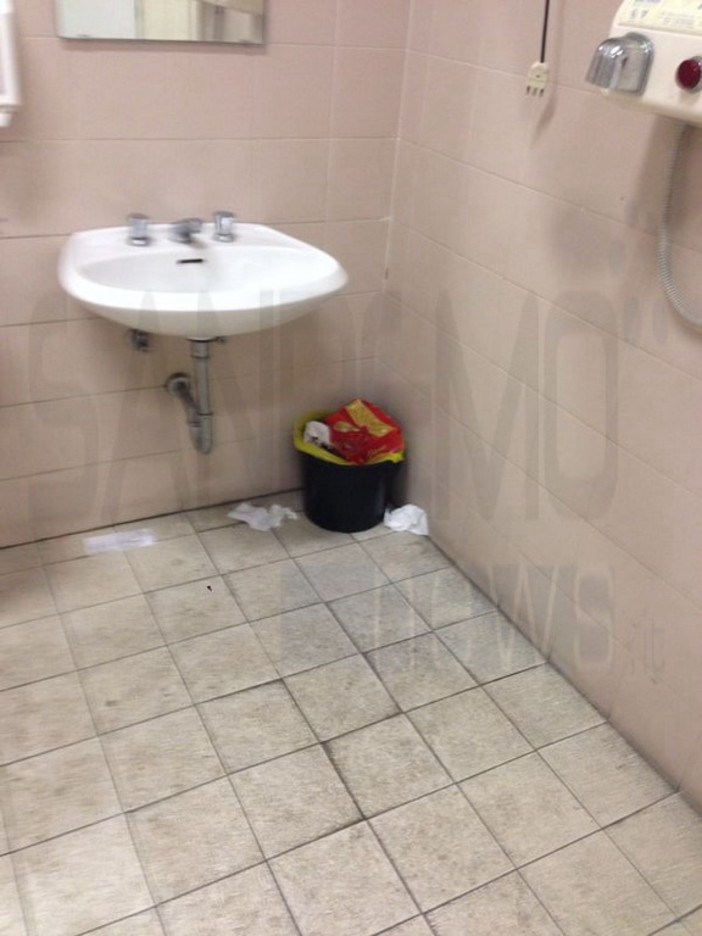 Sanremo: degrado nei bagni del mercato dei fiori in Valle Armea, l'intervento di una nostra lettrice Sanremo: degrado nei bagni del mercato dei fiori in Valle Armea, l'intervento di una nostra lettrice