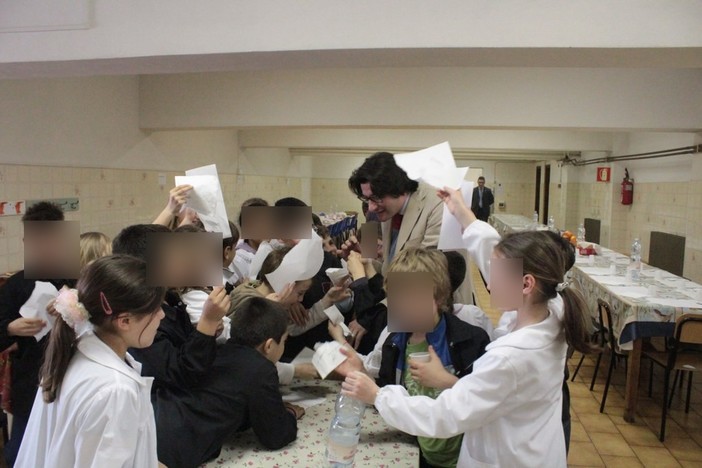 Imperia: blitz del Sindaco e dell'assessore Berlinguer nella mensa della scuola elementare di via Gibelli, tutto ok