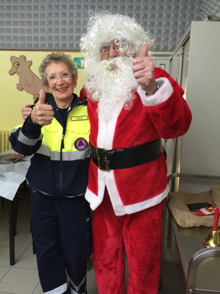 Cervo: la Protezione Civile ha portato Babbo Natale ai bambini della Materna e della Primaria (Foto) Cervo: la Protezione Civile ha portato Babbo Natale ai bambini della Materna e della Primaria (Foto)
