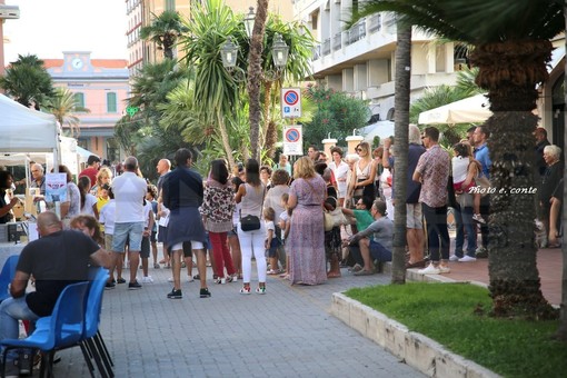 Bordighera: termina oggi il 'Book Festival', anche ieri un 'fiume' di persone ha invaso corso Italia (Foto) Bordighera: termina oggi il 'Book Festival', anche ieri un 'fiume' di persone ha invaso corso Italia (Foto)