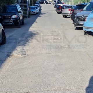 Sanremo: buche in via Gavagnin, una nostra lettrice "La situazione sta degenerando" (Foto)