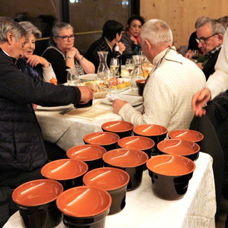 Sanremo: grande successo per la serata dedicata alla Bagna Cauda del Ristorante del Villaggio dei Fiori con lo storytelling del giornalista Claudio Porchia Sanremo: grande successo per la serata dedicata alla Bagna Cauda del Ristorante del Villaggio dei Fiori con lo storytelling del giornalista Claudio Porchia
