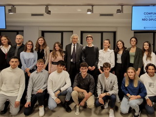 I neodiplomati presenti alla consegna delle borse di studio con il presidente della Banca di Caraglio, Livio Tomatis I neodiplomati presenti alla consegna delle borse di studio con il presidente della Banca di Caraglio, Livio Tomatis