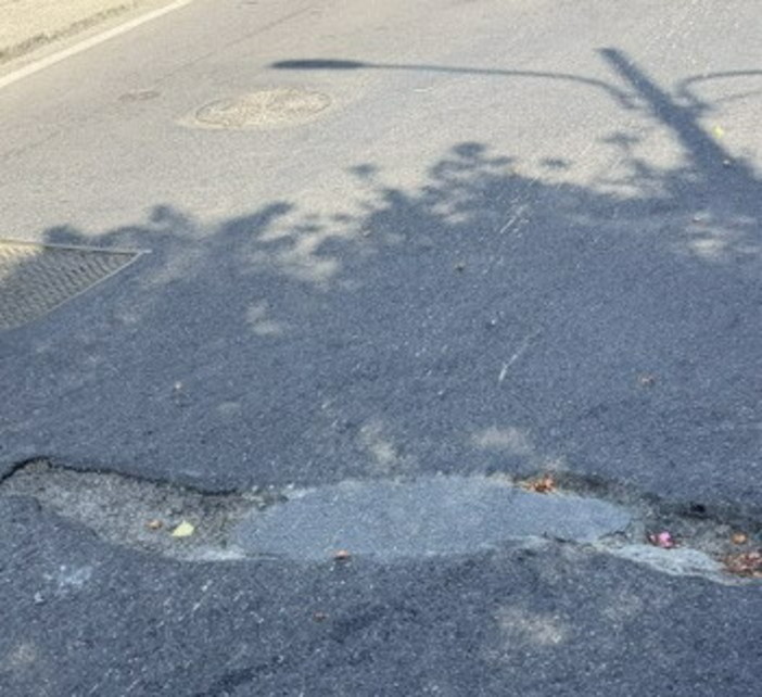 Sanremo: segnalata una buca in strada Solaro, un lettore chiede un intervento più duraturo sulla carreggiata Sanremo: segnalata una buca in strada Solaro, un lettore chiede un intervento più duraturo sulla carreggiata