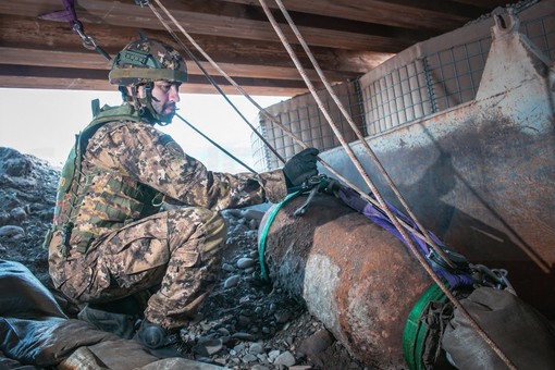 Ecco come è stata disinnescata la bomba dagli artificieri dell'Esercito (foto)
