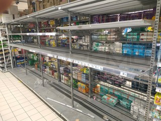 Gli scaffali di un supermercato vuoti Gli scaffali di un supermercato vuoti