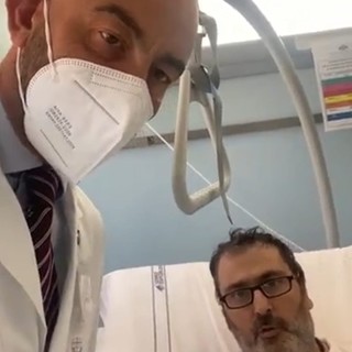 Non vaccinato finisce in terapia intensiva al San Martino lancia l'appello "Non fate come me" (Video)