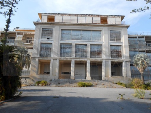 Venduto l’ex padiglione ‘Barellai’ a Costarainera: Toti “Operazione importante per il territorio che mantiene a uso sanitario la struttura”