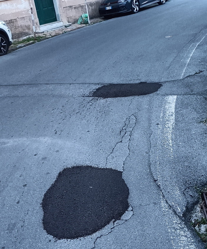 Sanremo: buche nell'asfalto in via Grossi Bianchi a Poggio, riparazione a tempo di record (Foto) Sanremo: buche nell'asfalto in via Grossi Bianchi a Poggio, riparazione a tempo di record (Foto)