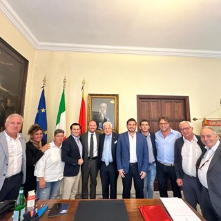 Migranti, Bagnasco a Ventimiglia: "I Cpr sono necessari ma spazio anche all'accoglienza" (Foto e video)