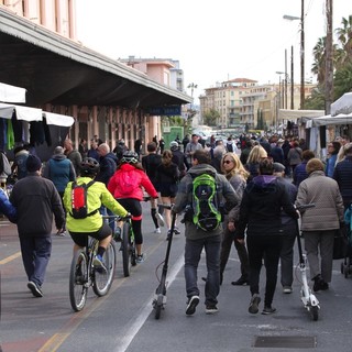 I banchi del mercato alla ex stazione