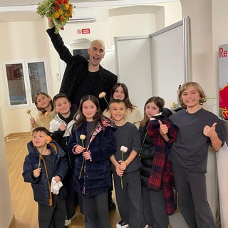 Vallecrosia al Festival, i bambini del Modern Music Institute si esibiscono sul palco dell’Ariston con Mr. Rain (Foto)