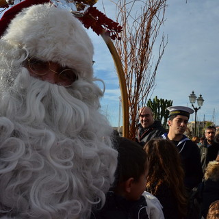 Sanremo: grande successo per il Babbo Natale arrivato dal mare, questa mattina in piazzale Vesco (Foto e Video)