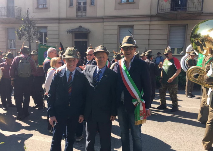 Il Sindaco di Sanremo al raduno degli alpini di oggi ad Asti, il primo cittadino con il cappello con la penna