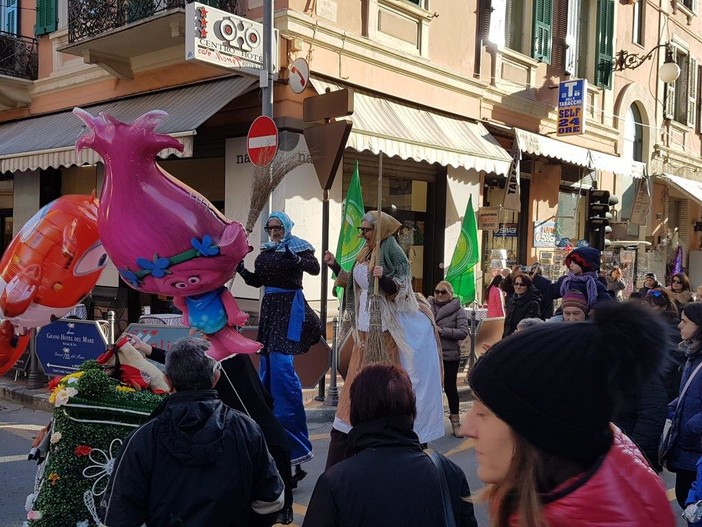 Bordighera: anticipata di un giorno sta ottenendo un buon successo la 'Befana Bordigotta' (Foto)