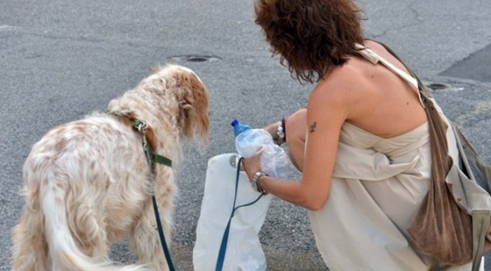 Pieve di Teco, lotta al degrado: obbligo di bottiglietta d'acqua per i padroni dei cani, scatta l'ordinanza del sindaco Alessandri Pieve di Teco, lotta al degrado: obbligo di bottiglietta d'acqua per i padroni dei cani, scatta l'ordinanza del sindaco Alessandri