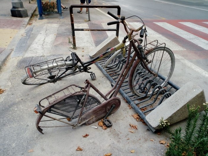 Sanremo: biciclette abbandonate su una rastrelliera in corso Orazio Raimondo, brutto biglietto da visita (Foto) Sanremo: biciclette abbandonate su una rastrelliera in corso Orazio Raimondo, brutto biglietto da visita (Foto)
