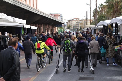 I banchi del mercato alla ex stazione