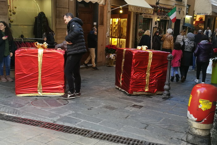 Sanremo: è stato un uomo ieri mattina alle 4.45 a distruggere i 'pacchi' tra via palazzo e via Feraldi Sanremo: è stato un uomo ieri mattina alle 4.45 a distruggere i 'pacchi' tra via palazzo e via Feraldi