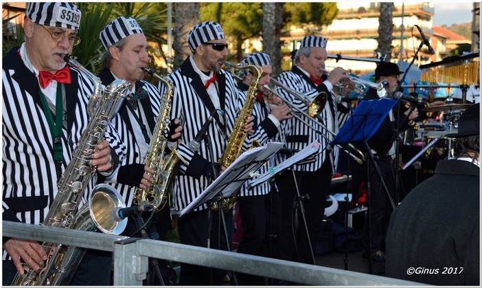 Sabato pomeriggio sulla ‘passerella’ l’incursione dei ‘Belli Fulminati nel Bosco’ al Festival Sabato pomeriggio sulla ‘passerella’ l’incursione dei ‘Belli Fulminati nel Bosco’ al Festival