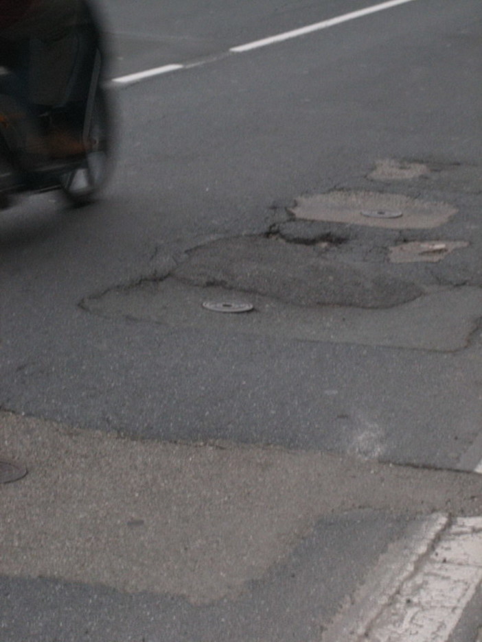 Sanremo: strade dissestate e buche nell'asfalto, intervento ironico di Giovanni Calvi Sanremo: strade dissestate e buche nell'asfalto, intervento ironico di Giovanni Calvi