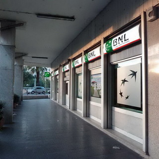 Imperia: è di dodicimila euro il bottino della rapina di oggi alla Bnl di via della Repubblica Imperia: è di dodicimila euro il bottino della rapina di oggi alla Bnl di via della Repubblica