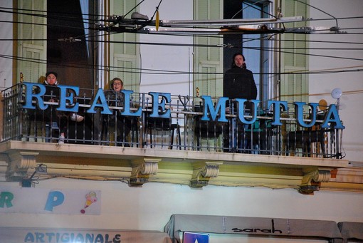 Il balcone della 'giuria demoscopica' di Piazza Colombo