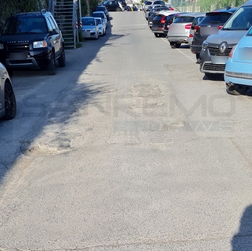 Sanremo: buche in via Gavagnin, una nostra lettrice "La situazione sta degenerando" (Foto) Sanremo: buche in via Gavagnin, una nostra lettrice "La situazione sta degenerando" (Foto)