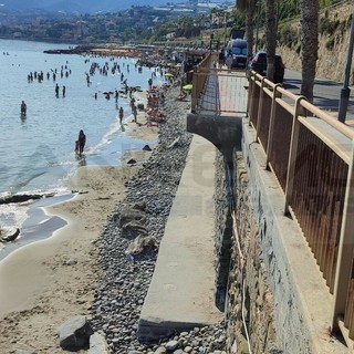 Ordigno bellico trovato sulla spiaggia libera Tre Ponti a Sanremo: area transennata, divieto di accesso immediato