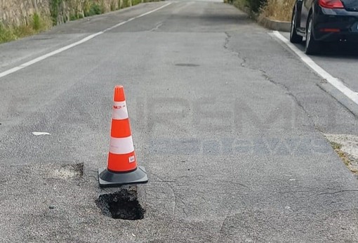 Ospedaletti: buco nell'asfalto da ieri in lungomare Colombo, residenti chiedono un intervento (Foto) Ospedaletti: buco nell'asfalto da ieri in lungomare Colombo, residenti chiedono un intervento (Foto)