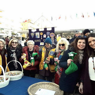 Sanremo: la Befana dei Lions nel pomeriggio di ieri nel centro della città per consegnare doni ai bambini