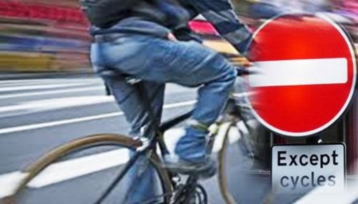 La commissione Trasporti della Camera ha detto no: niente contromano per le bici, meglio la ciclabile? La commissione Trasporti della Camera ha detto no: niente contromano per le bici, meglio la ciclabile?