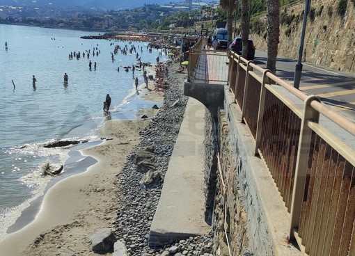 Ordigno bellico trovato sulla spiaggia libera Tre Ponti a Sanremo: area transennata, divieto di accesso immediato Ordigno bellico trovato sulla spiaggia libera Tre Ponti a Sanremo: area transennata, divieto di accesso immediato